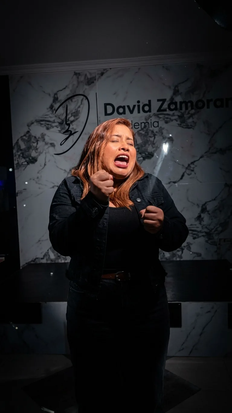 Alumna interpretando con gestos expresivos en la academia
