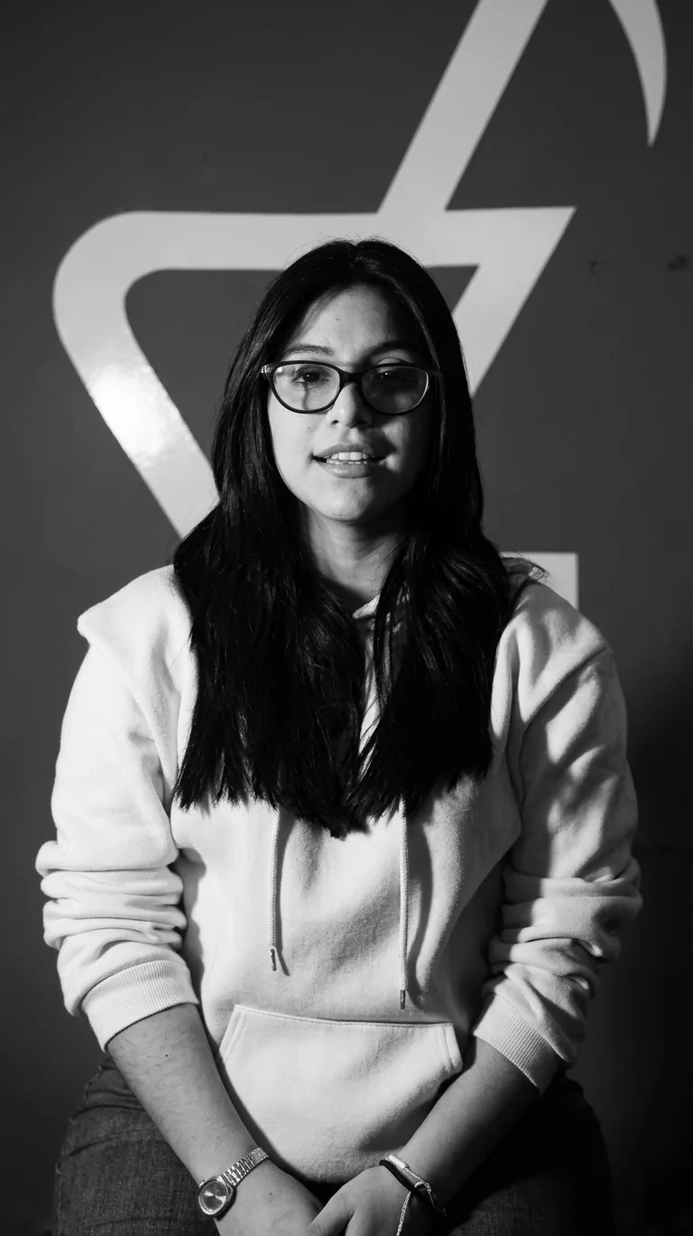 Retrato en blanco y negro de una alumna con gafas